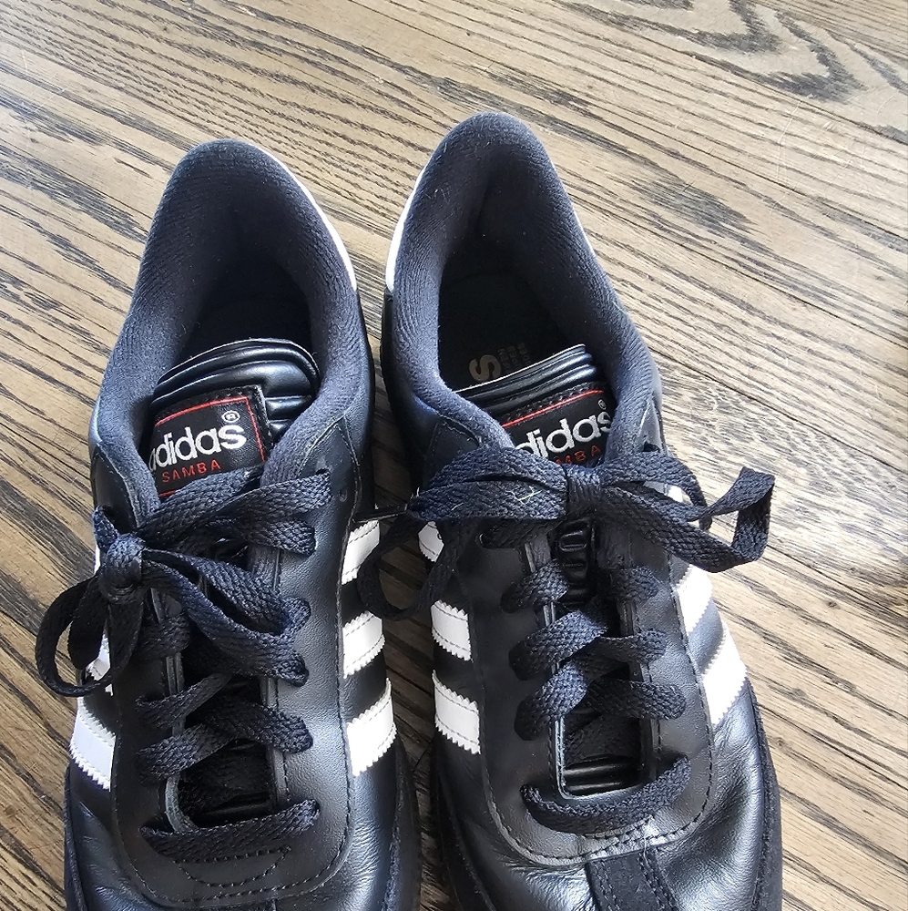 LIKE NEW ADDIAS SAMBAS!! GENTLY worn!! PERFECT CONDITION